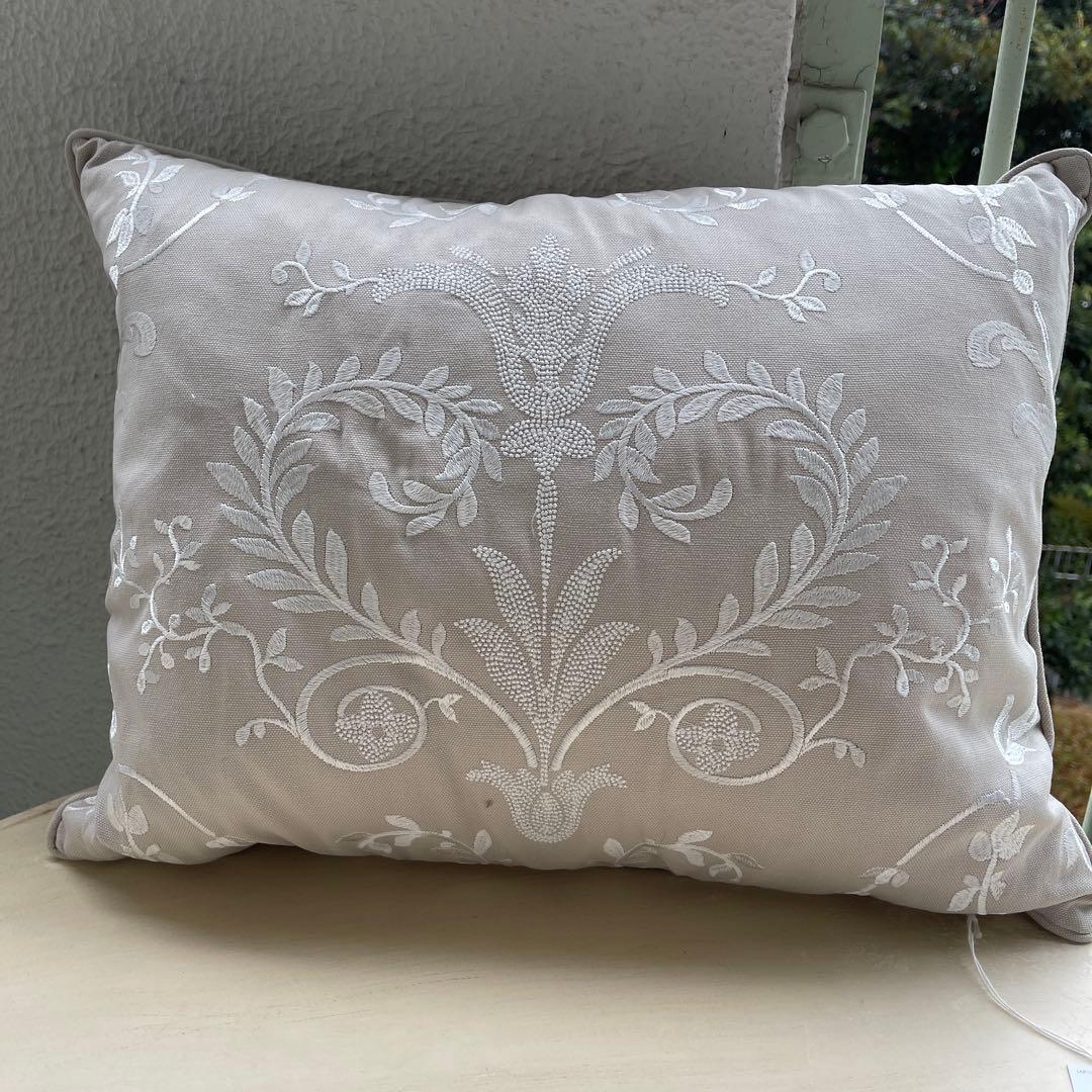イギリス直輸入　旧ローラアシュレイ フェザークッション　新品　ジョゼッテ刺繍 イギリス直輸入 旧ローラアシュレイ フェザークッション 新品