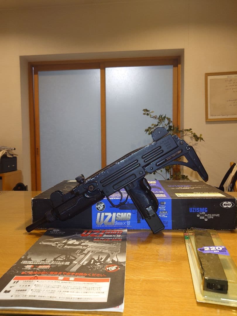 東京マルイUZI SMG 電動ガン　絶版品　実動品 UZI サブマシンガン 東京マルイ 電動ガン エアガンレビュー