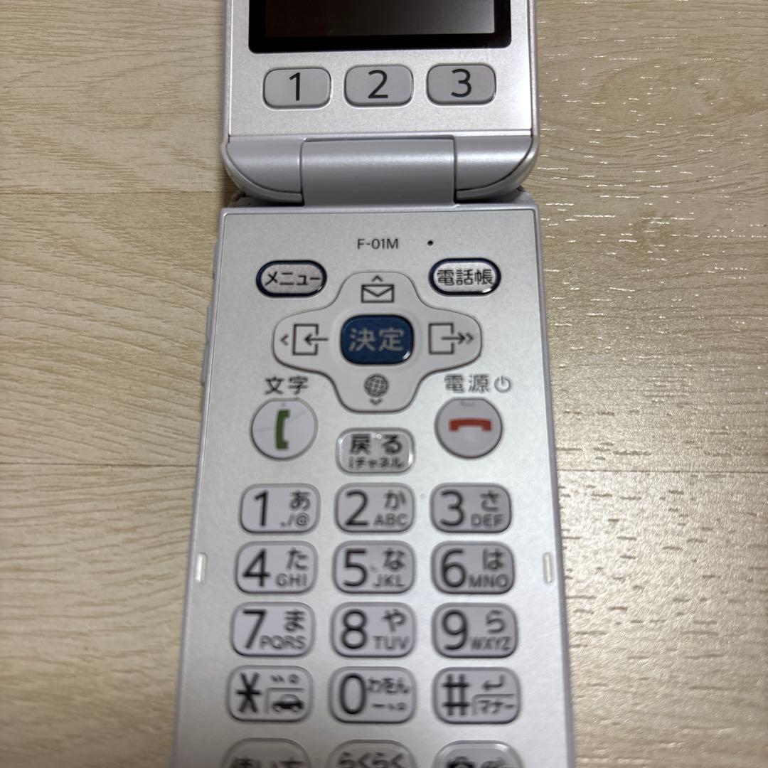 docomo らくらくホン F-01M ホワイト - メルカリ