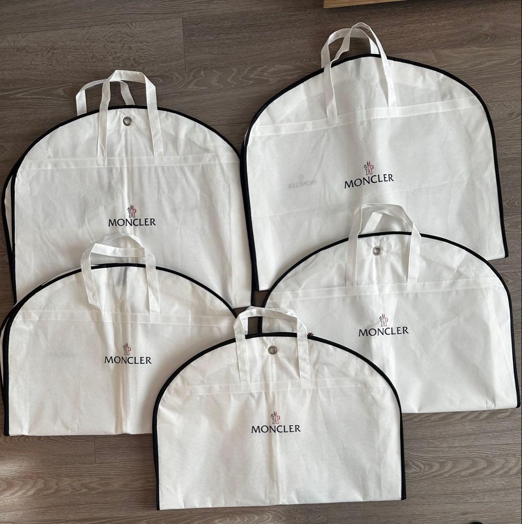 MONCLER &CANADA GOOSEハンガー11本とガーメントバッグ5枚 - メルカリ