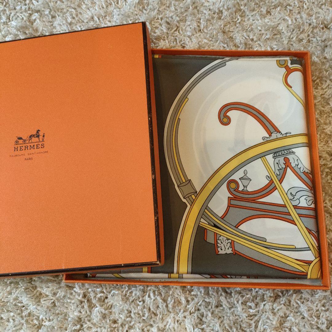 HERMES シルクスカーフ 車輪デザイン グレー　ゴールド 中古・古着通販】HERMES (エルメス) シルクスカーフ レッド×ホワイト
