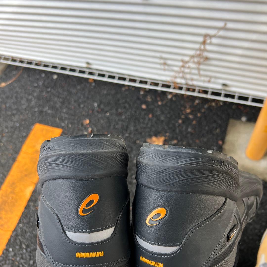 アシックスウィンジョブ®CP216 TOUGH 3Eグラファイトグレー×ブラック