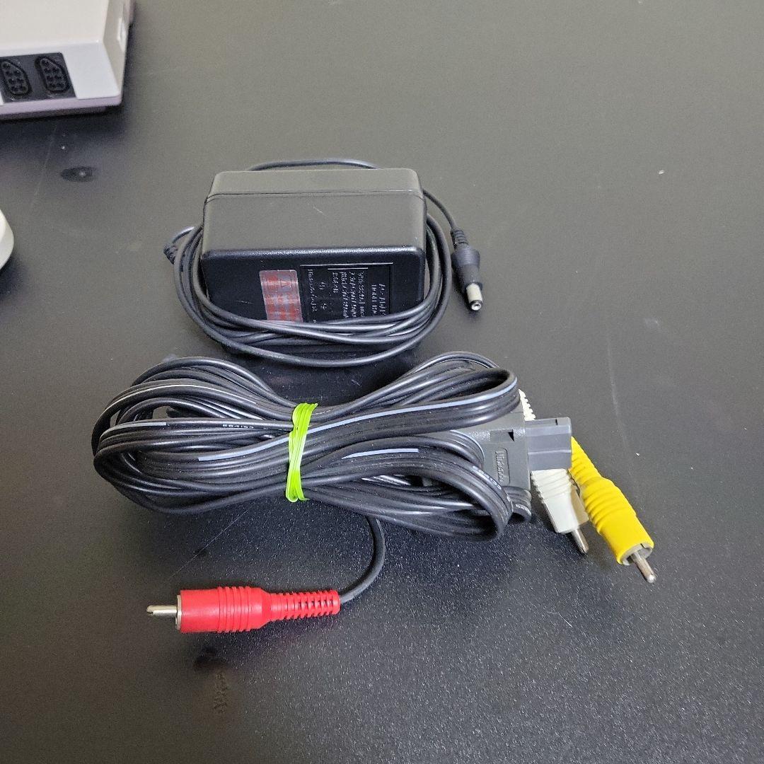 ニューファミコン本体 コントローラー2個付き - メルカリ