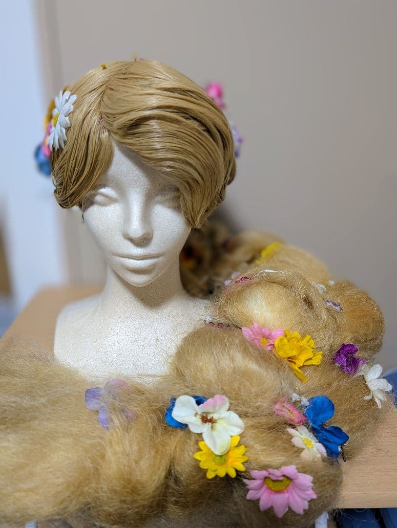 ラプンツェル　ウィッグ　Dハロ　仮装　コスプレ 👸🐸🏰💜 . 今年のDハロはラプンツェル💜 . 届いた髪の毛が黄色くて