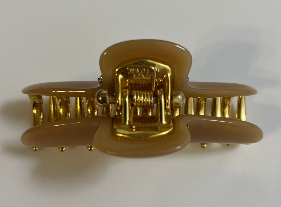 acca アッカ ベージュ ラインストーン付きヘアクリップ - メルカリ