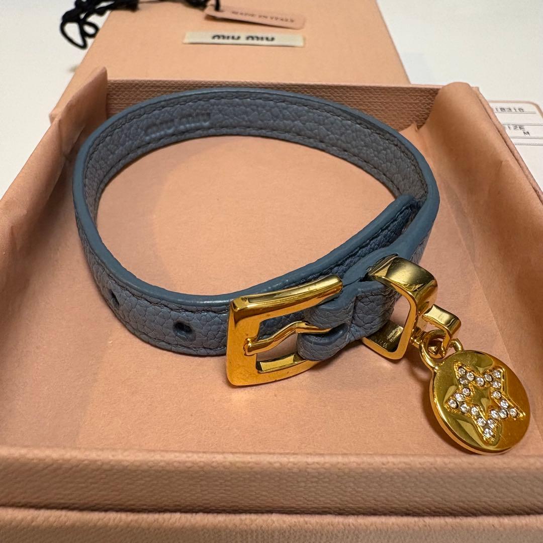 miumiu マドラスレザーブレスレット ブルー - メルカリ