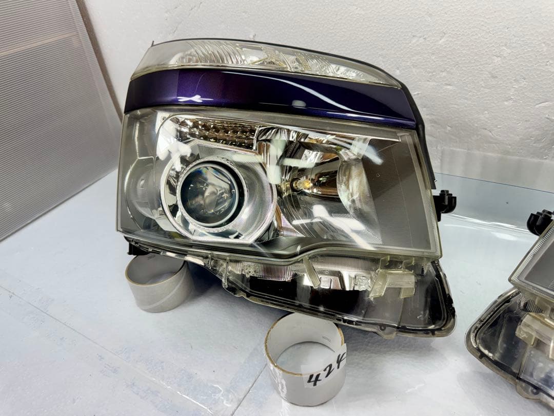 トヨタ ヴォクシー後期 ZRR70 ZRR75 HID ヘッドライト 左右 - メルカリ