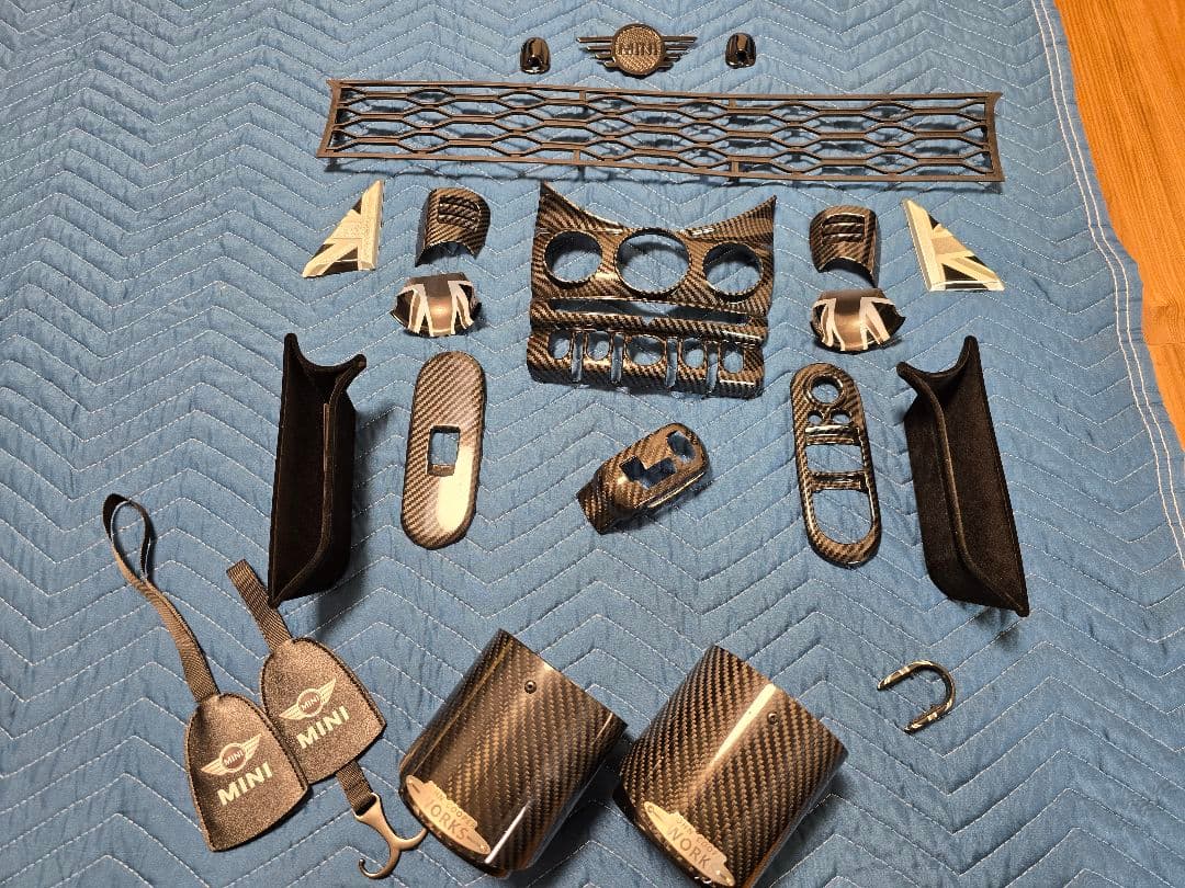 MINI F57 クーパーS LCI2 ドレスアップセット 本物志向のカスタム！MINI F57にDuelL AG製カーボン内装パーツ取付け