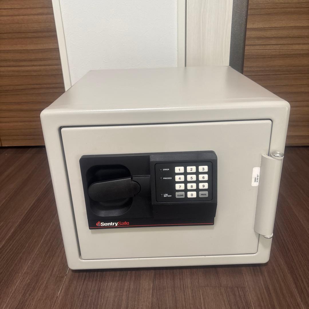 Sentry Safe 『ファイアーセーフ』　耐火金庫 SB0507テンキー式 セントリー ホテル＆パーソナルセキュリティセーフ テンキー式 H014FJA