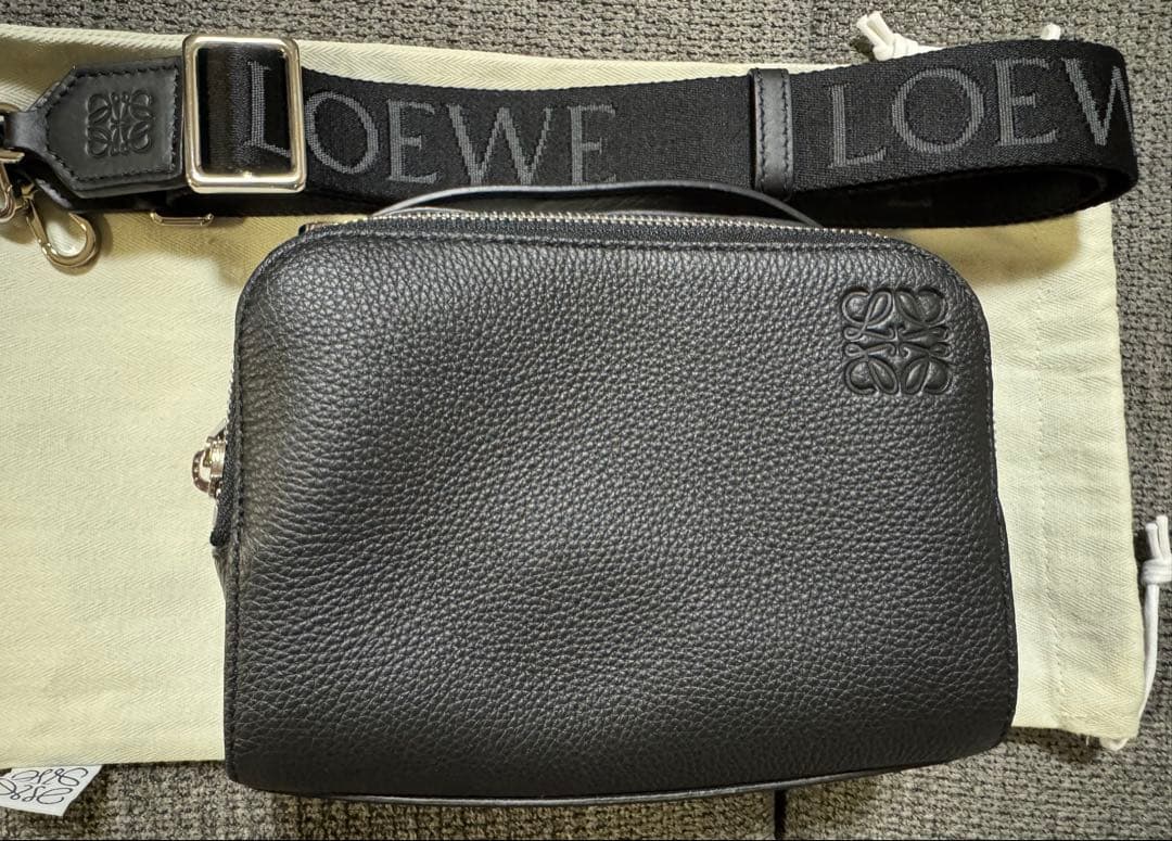 LOEWE 黒 クロスボディカメラバッグミニ ソフトグレインカーフ - メルカリ