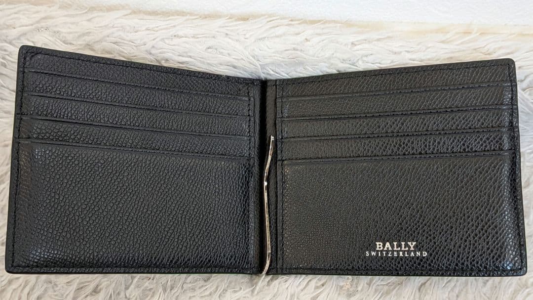 美品 BALLY ブラック レザー 二つ折り財布 マーネクリック シボ革