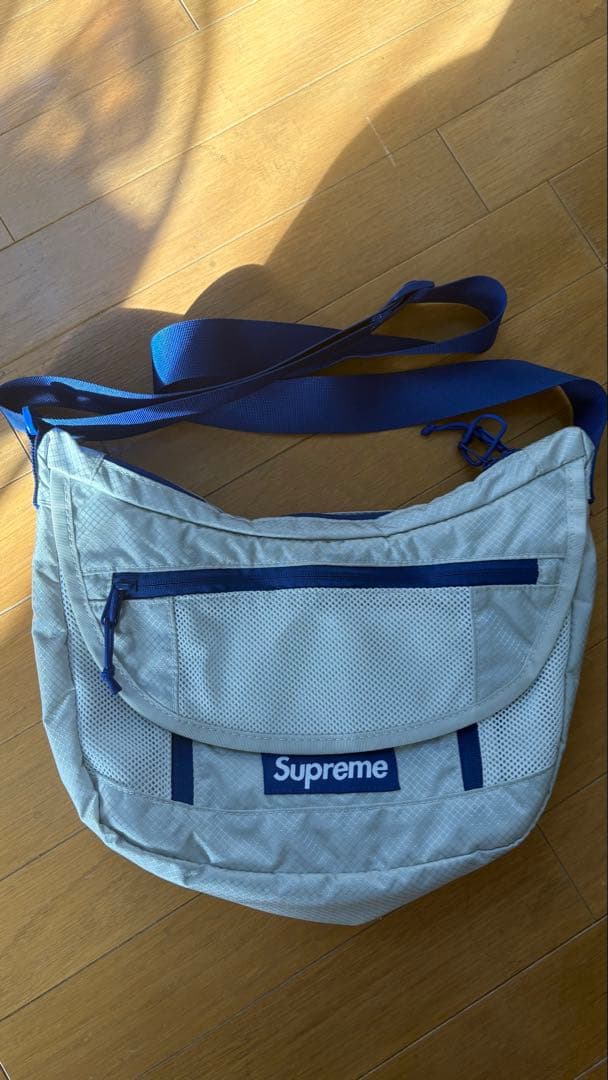 supreme メッセンジャーバッグ 22ss ショルダーバッグ 青 シルバー 22SS Supreme Small Messenger Bag Silver - メルカリ