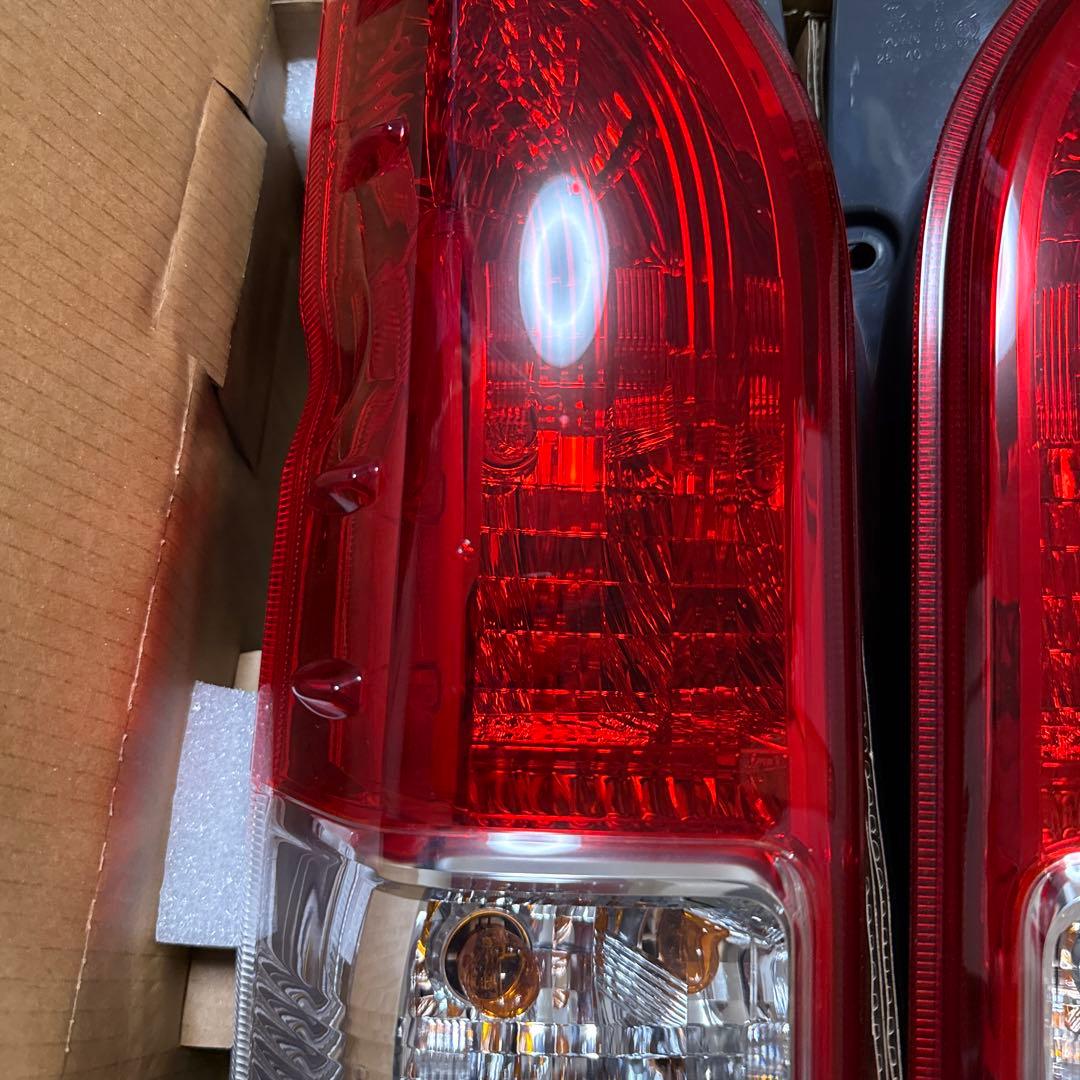 200系 ハイエース 純正テールランプ 8型 新車外し - メルカリ