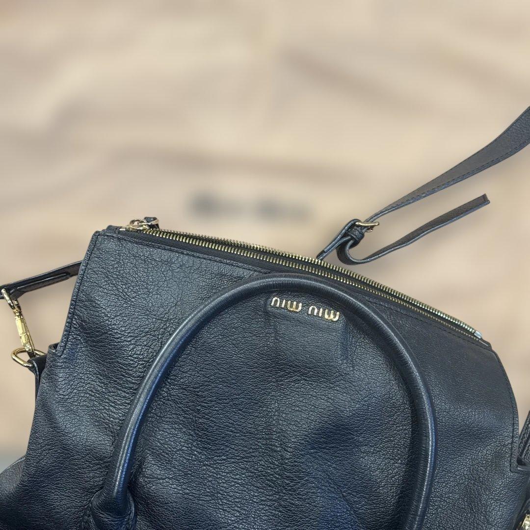 MIU MIU ブラックレザー ショルダーバッグ miu miu（ミュウミュウ） レザー 斜め掛け ショルダー バッグ ブラック