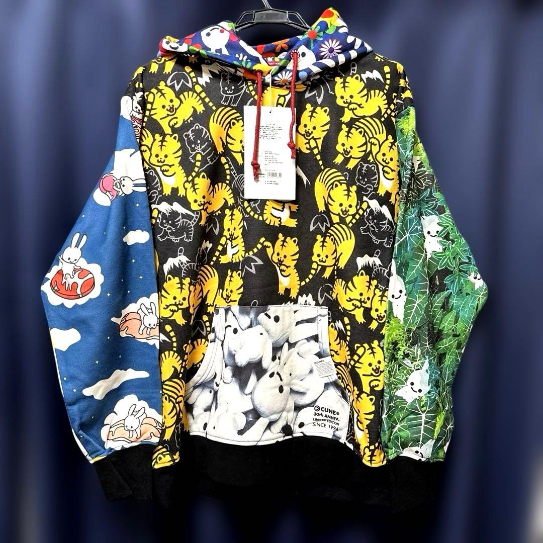 トップス CUNE 30th ANNIV HOODIE LOOKING BACK MONTHLY STICKER PULL PARKA 202406｜ウサギがいる｜CUNE