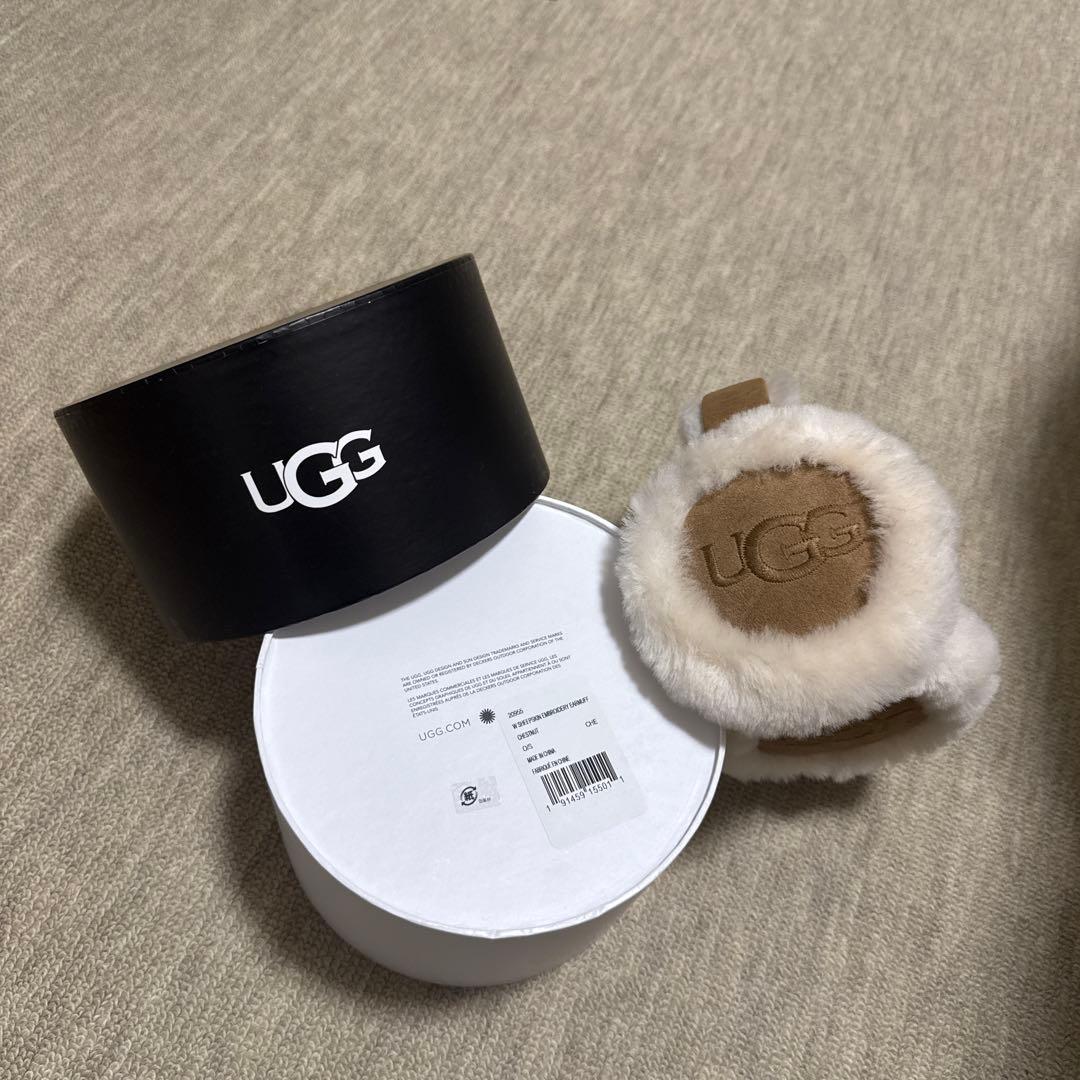 シープスキン UGG 刺繍ロゴイヤーマフ W SHEEPSKIN CHE UGG（アグ） イヤーマフ レディース ロゴ 刺繍 シープスキン ボア