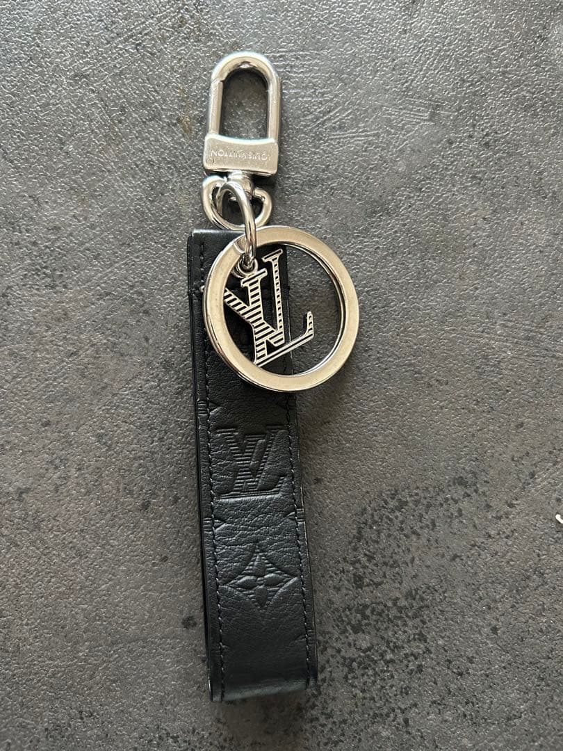Louis Vuitton ブラック レザー キーホルダー - メルカリ