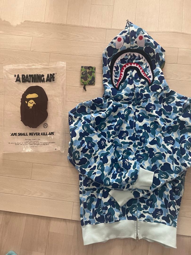 アベイシングエイプ シャークパーカー 水色 - メルカリ