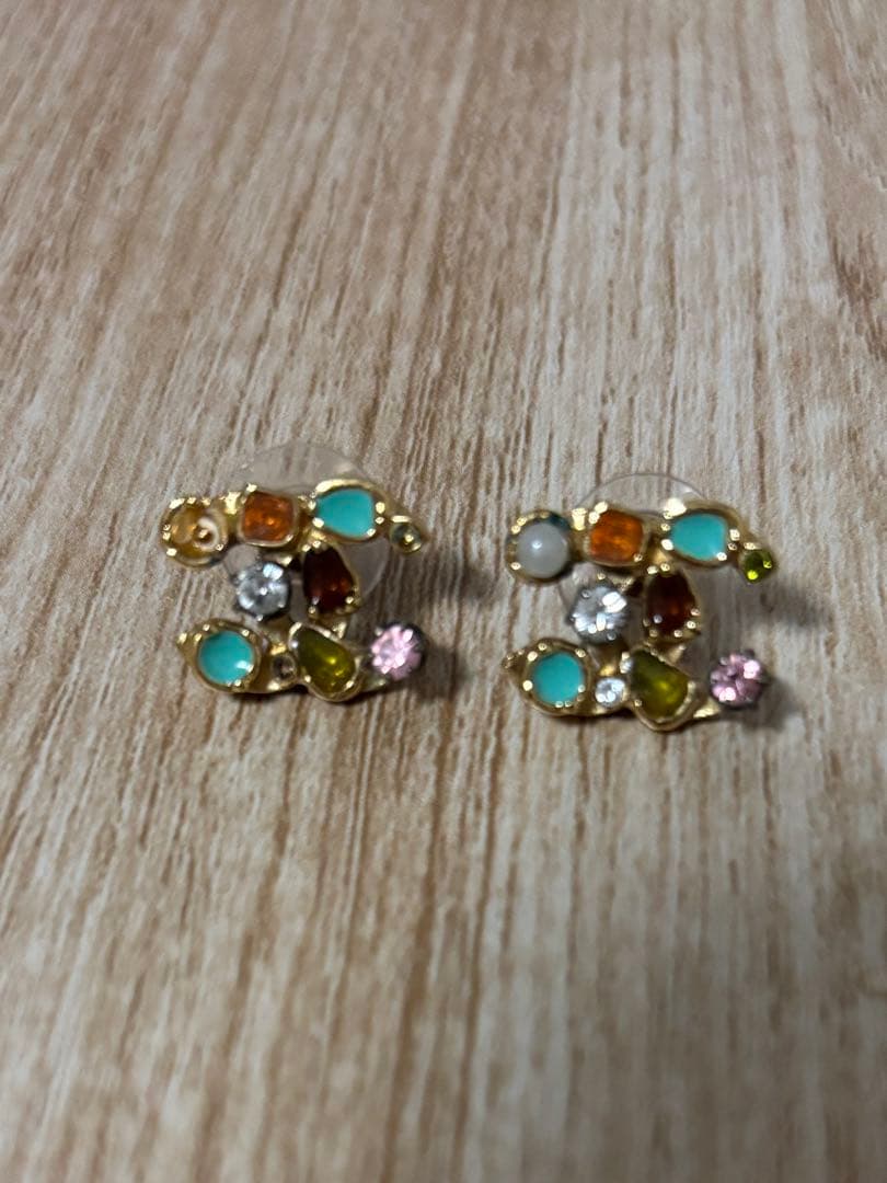 カラフルストーンとCHANELココマークロゴピアス CHANEL（シャネル） ピアス レディース A86504 Y09569 Z2800 ココ