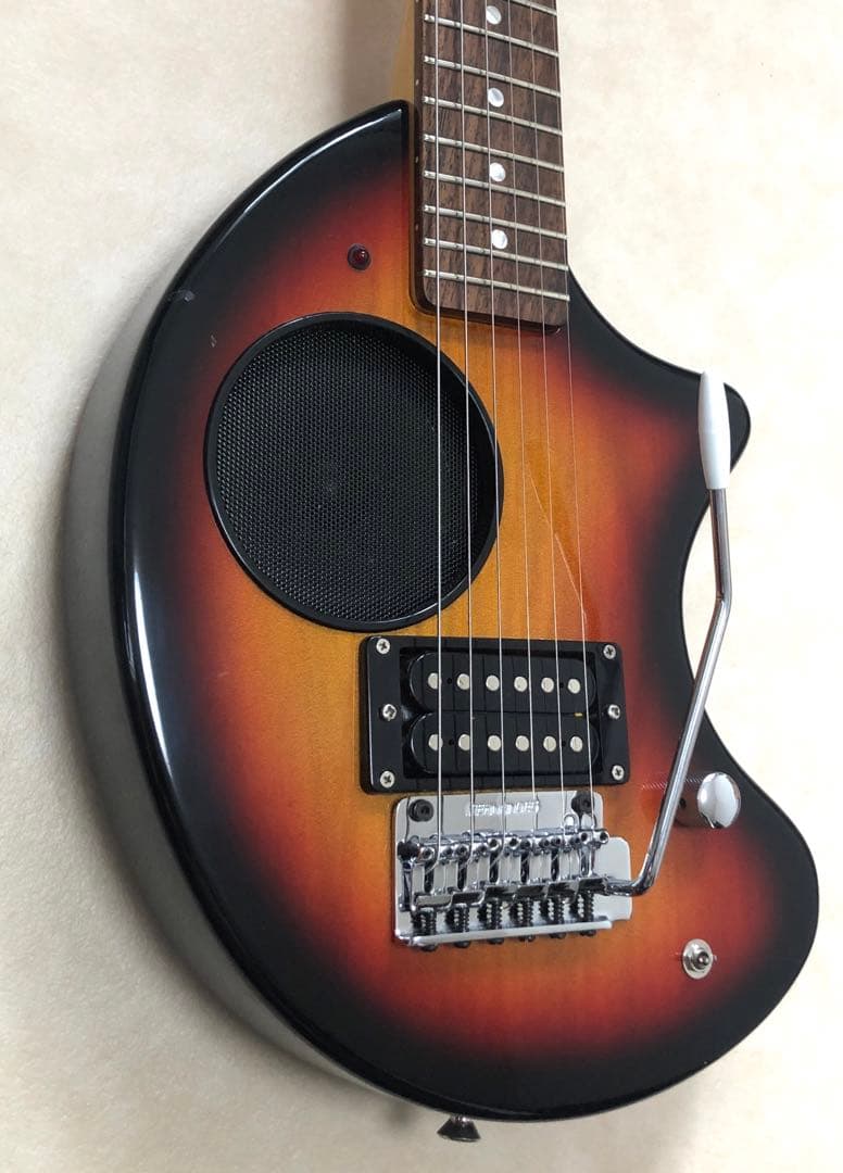 美品！！】ZO-3 芸達者 3TS アンプ内蔵ミニギター 専用ケース付 - メルカリ