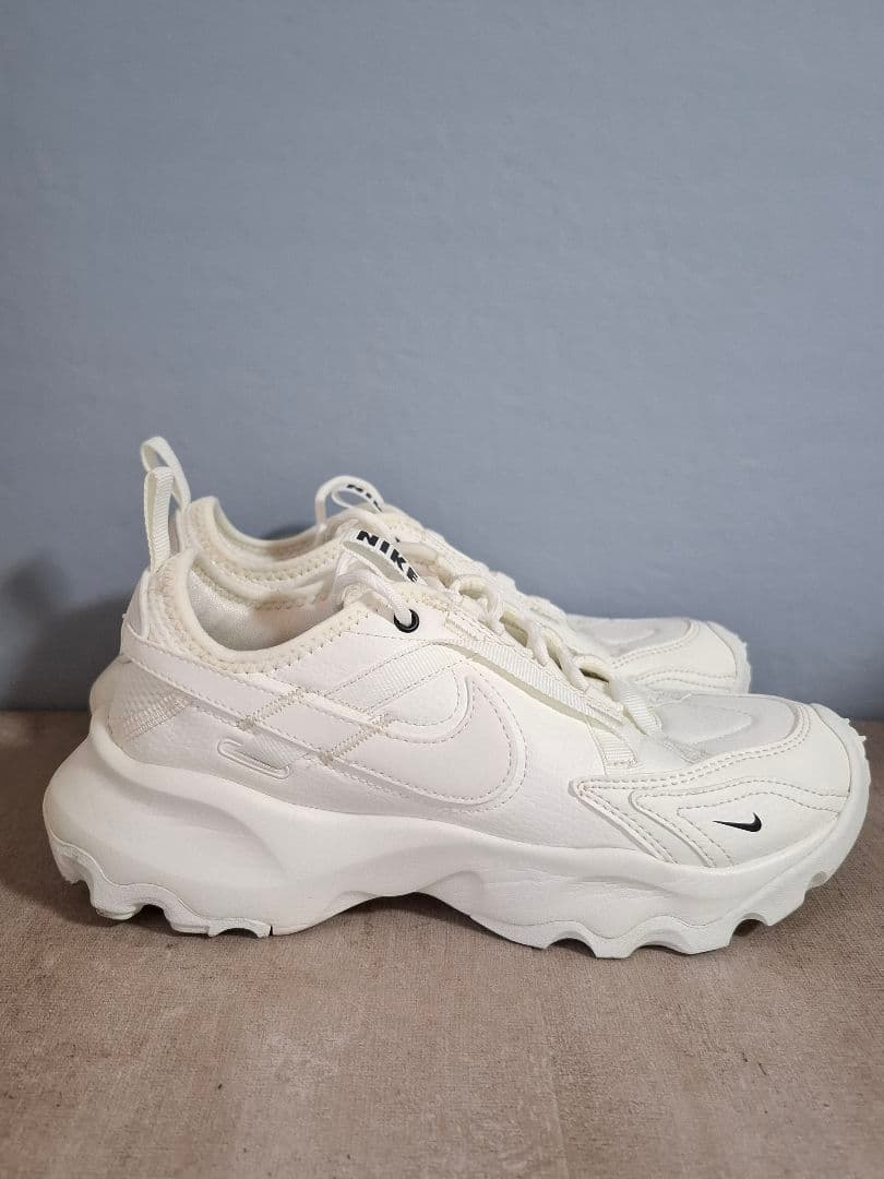 【一度着用】NIKE TC7900 23.5cm DD9682-100 ホワイト