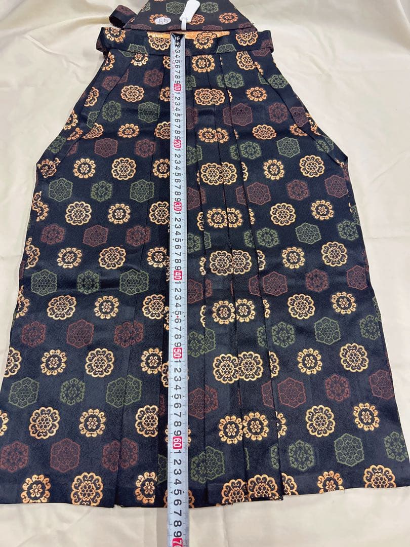 七五三 7歳男の子用7点セット。黒地に花柄の袴と草履、19.5cm