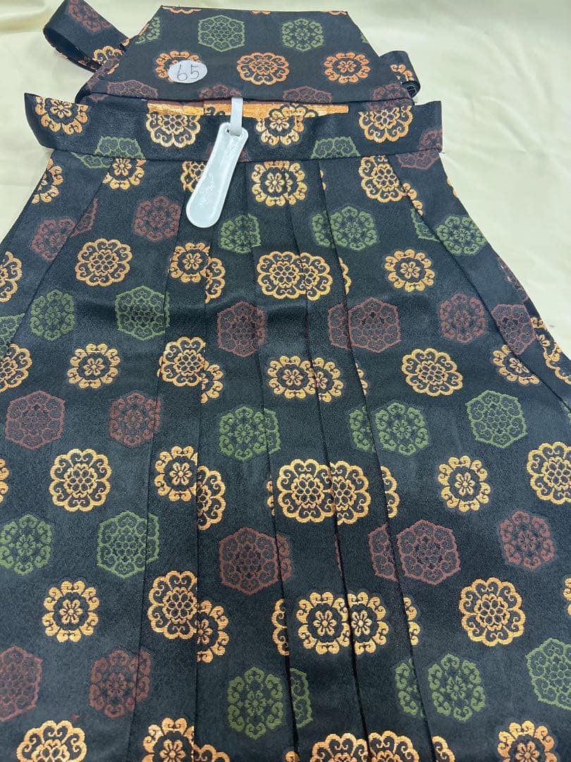 七五三 7歳男の子用7点セット。黒地に花柄の袴と草履、19.5cm