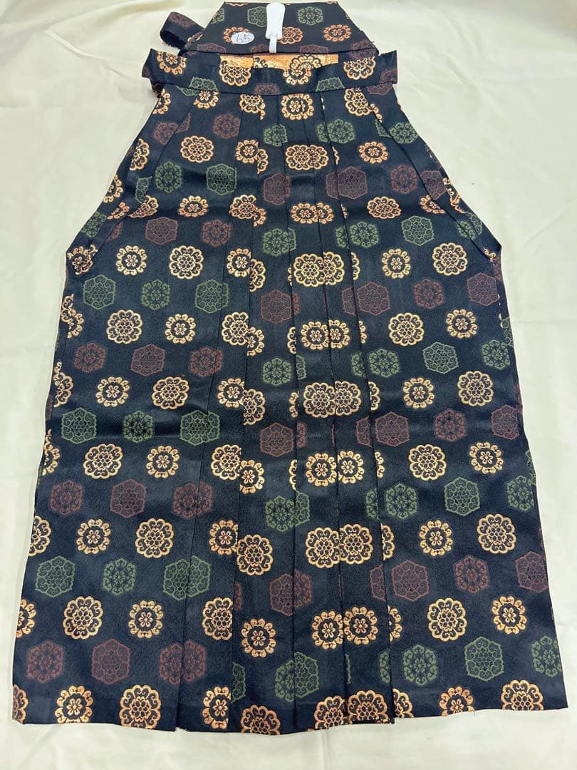 七五三 7歳男の子用7点セット。黒地に花柄の袴と草履、19.5cm