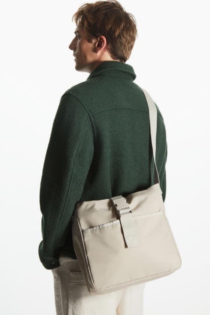 COS ナイロン製メッセンジャーバッグ ライトグレー - メルカリ