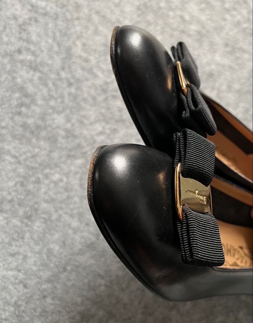 サルヴァトーレ フェラガモ VARA パンプス ブラック 7 1/2 - メルカリ