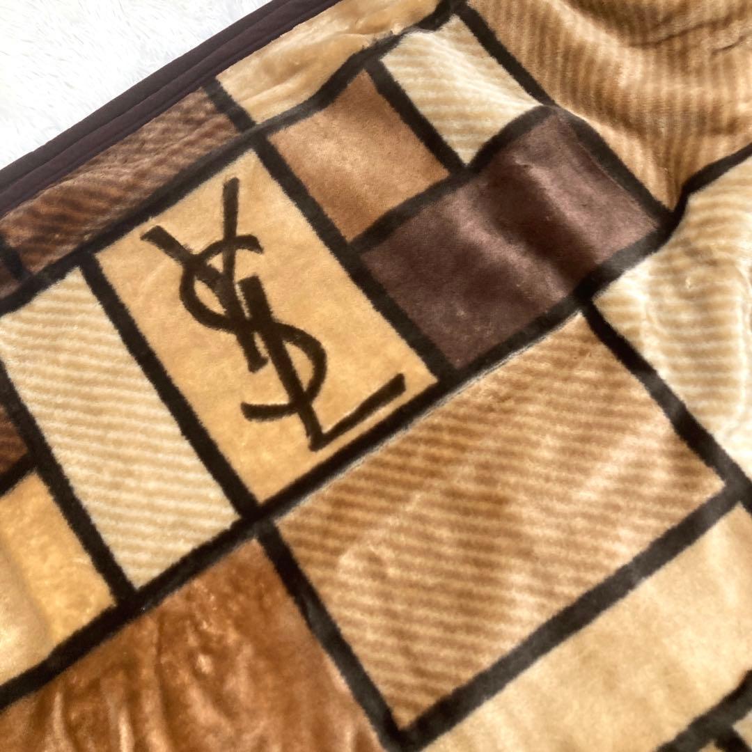 新品未使用】イヴサンローラン アクリルニューマイヤー毛布 ロゴ