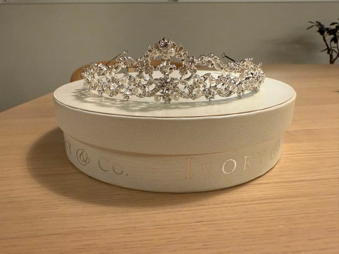 Ivory & Co. Charlotte ティアラ　結婚式　新婦 JULIEBRIDAL