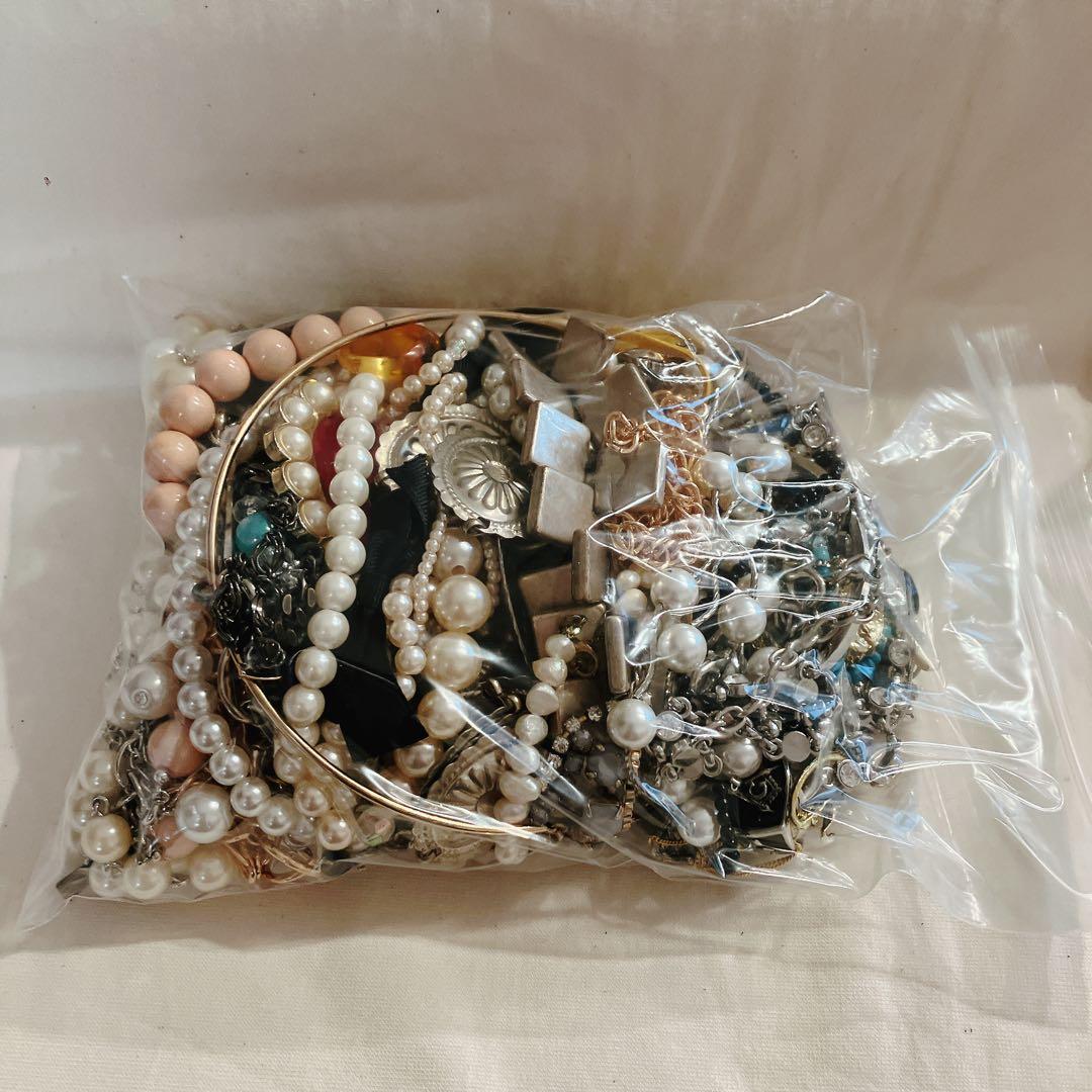 イミテーションアクセサリー まとめ売り 1kg - メルカリ