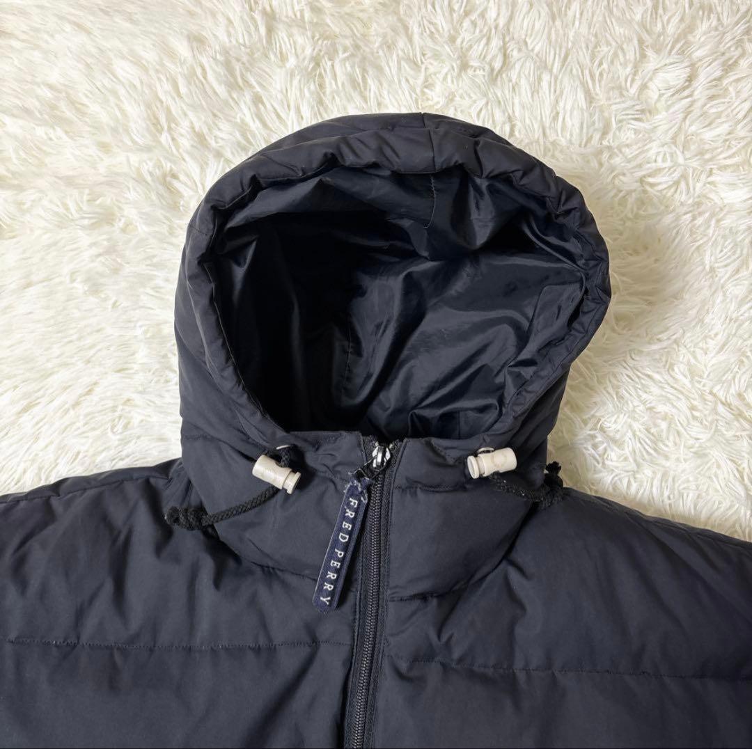 FRED PERRY 肉厚 ダウンジャケット 刺繍ロゴ フード ブラック M