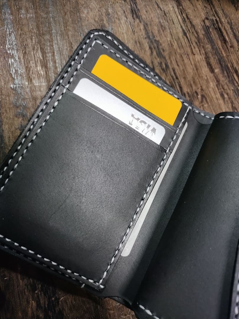 専用❣TOMO様☆黒本革、白糸、インディアンコンチョ☆ミドル折財布フラップ