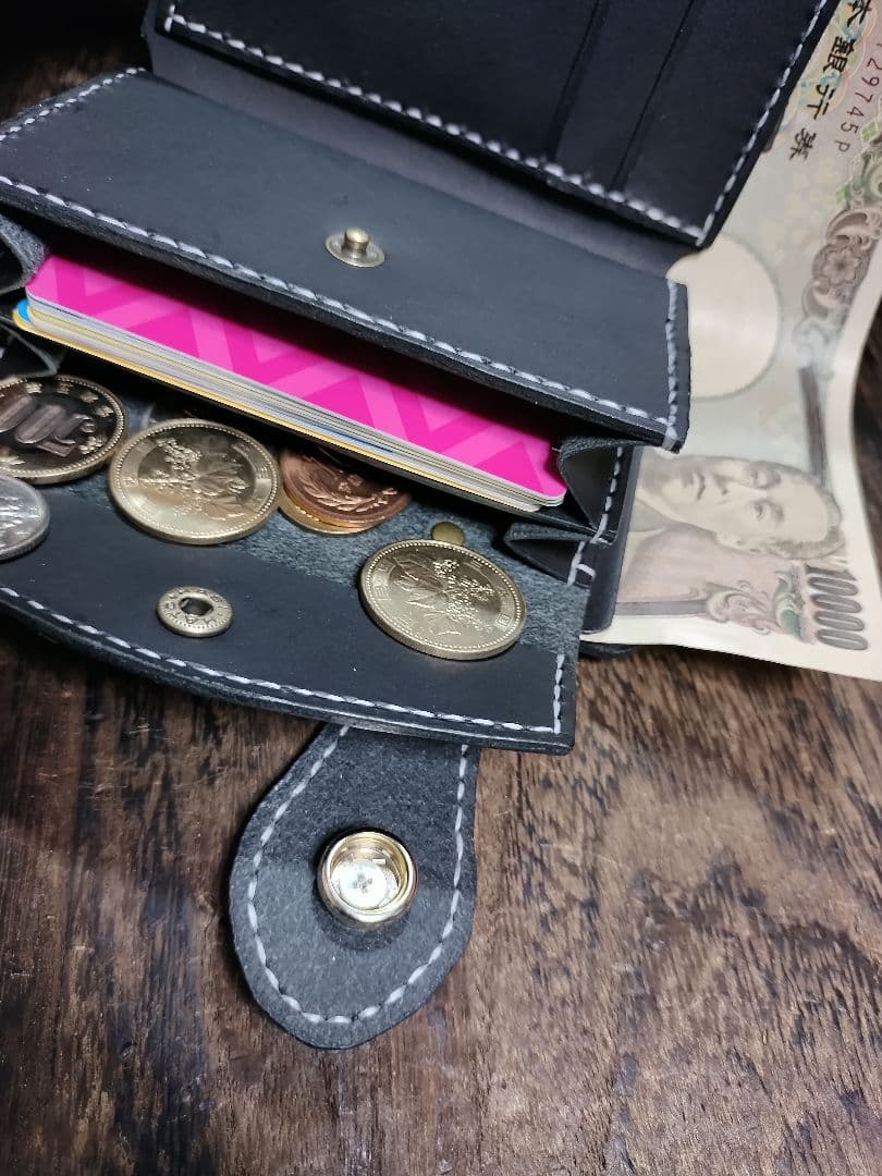 専用❣TOMO様☆黒本革、白糸、インディアンコンチョ☆ミドル折財布フラップ