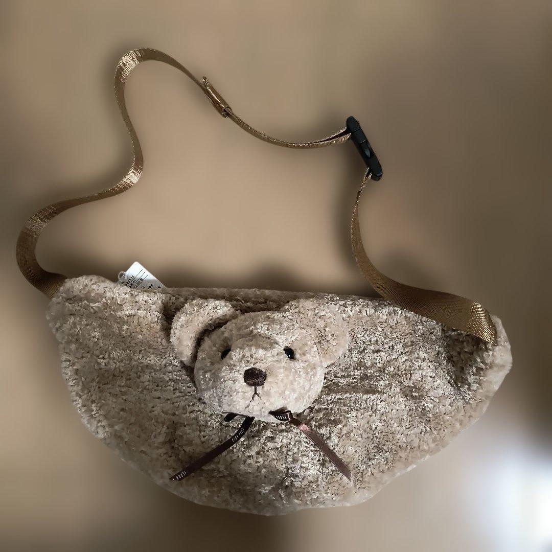 ピンクハウスクマさんブローチ付きボディバッグ ベージュ（新品、未使用） PINK HOUSE（ピンクハウス）の「【PINK HOUSE×misako aoki】クマバッグ