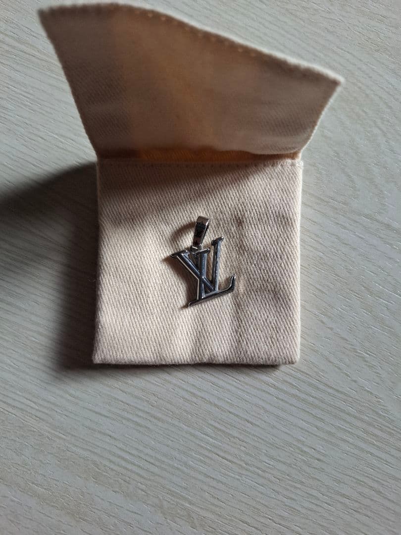 ルイヴィトン ネックレス チャームのみ 表参道店購入 中古品 コメ兵｜ルイヴィトン LVチャーム ネックレス｜LOUIS VUITTON