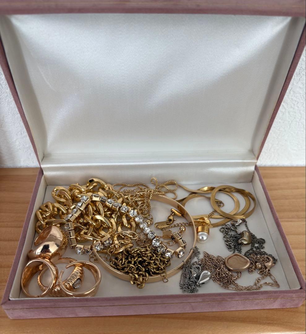 遺品整理ゴールド系アクセサリーイミテーションまとめ売り - メルカリ