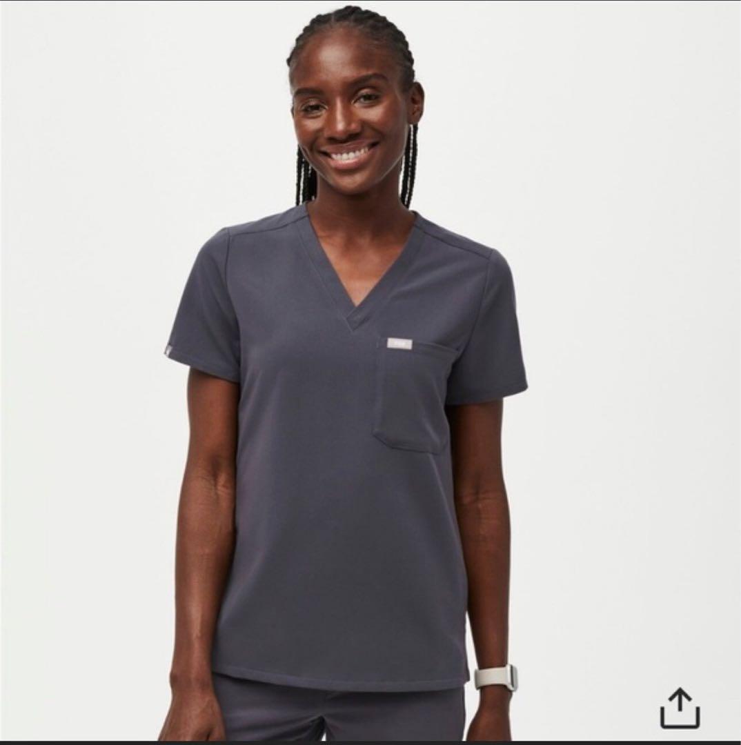 FIGS スクラブ Amazon.com: FIGS Casma Three-Pocket Scrub Top for Women – Navy