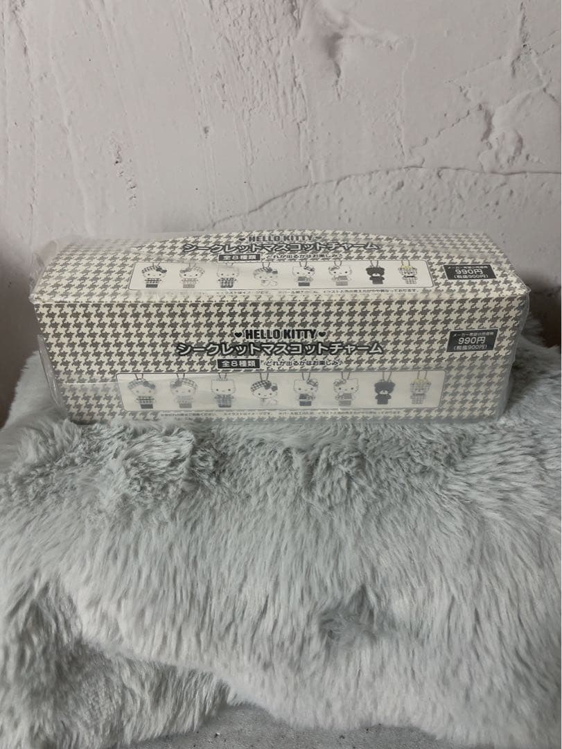 サンリオ ハローキティシークレットマスコットチャームモノクロガーリーふたごコーデ ハローキティ モノクロガーリーふたごコーデデザインシリーズ｜サンリオ