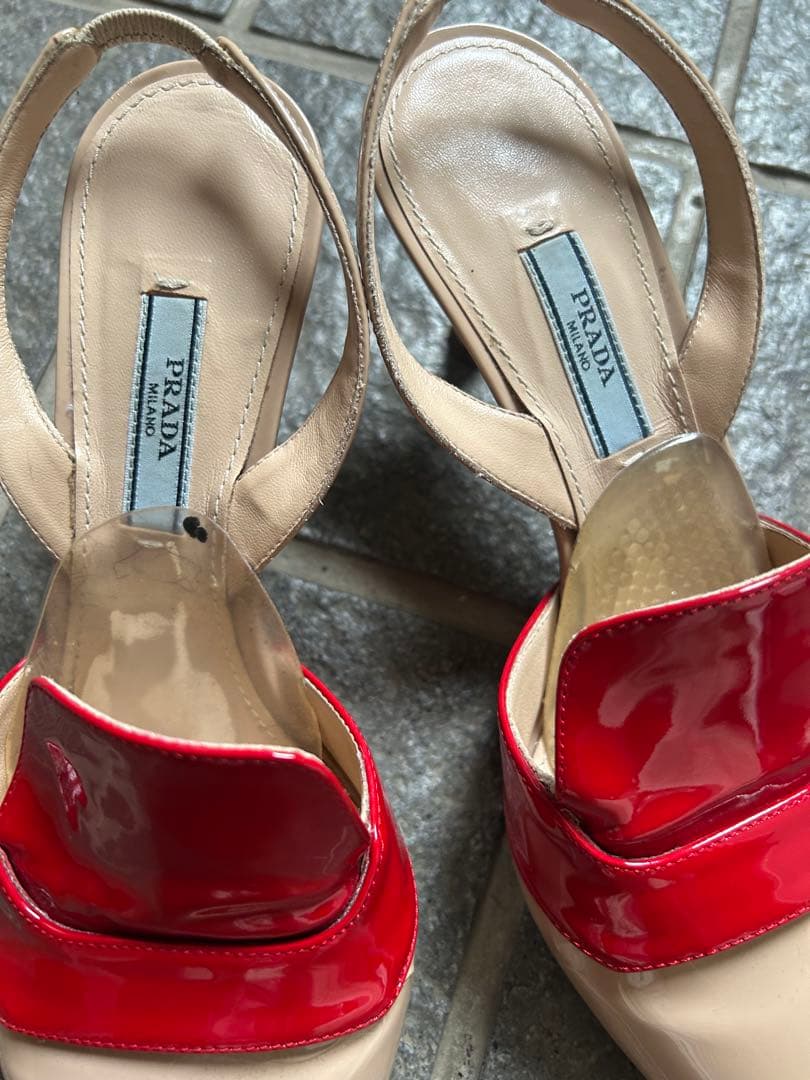 PRADA ポインテッドトゥ ミュール ベージュ/レッド - メルカリ