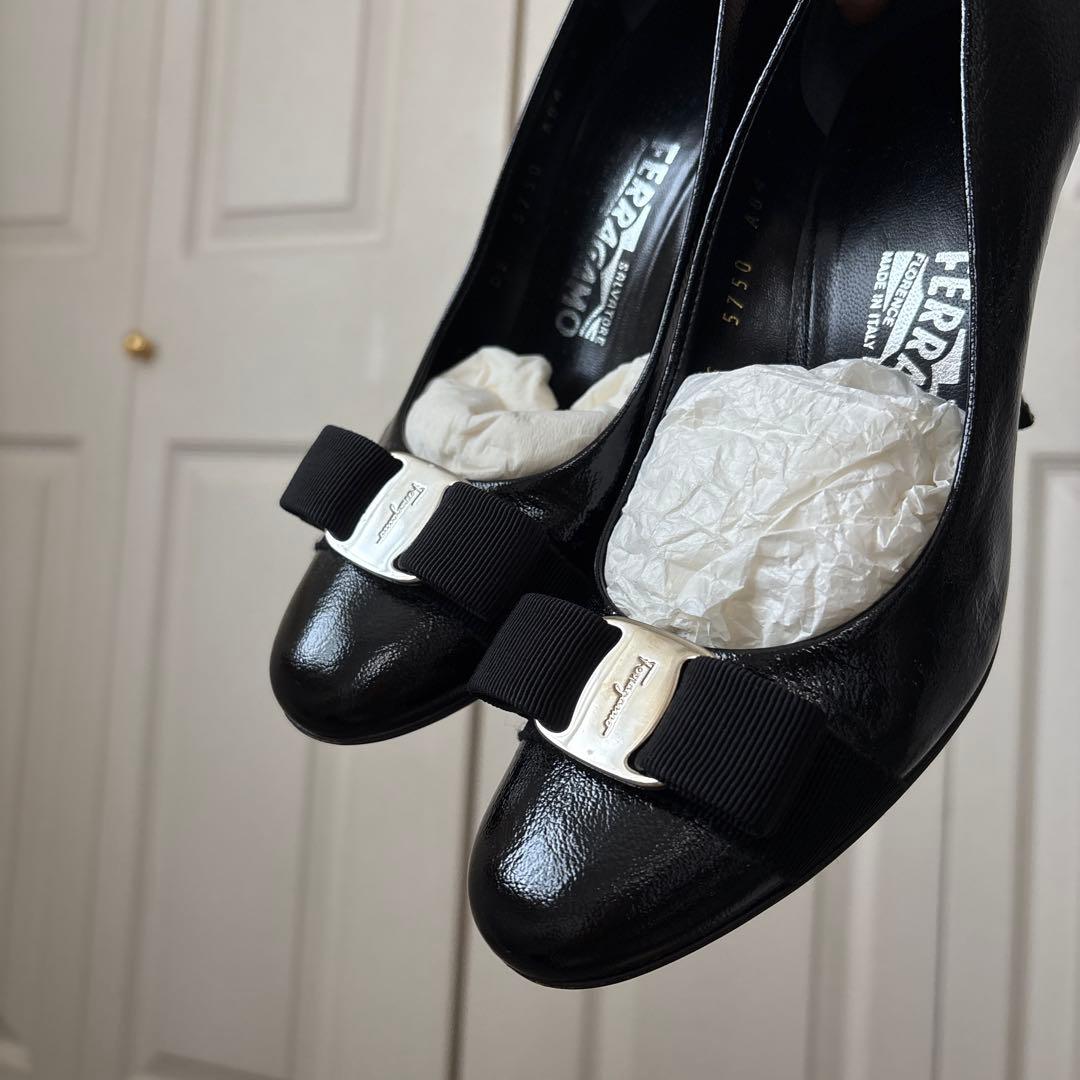 2/2まで大幅値下げ中！【美品】 フェラガモパンプス　黒　23.5cm リボン