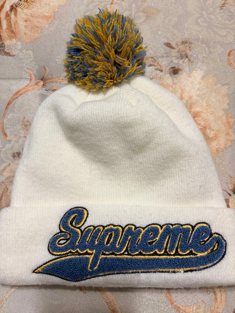 Supreme ホワイト ニット帽 ポンポン付き - メルカリ