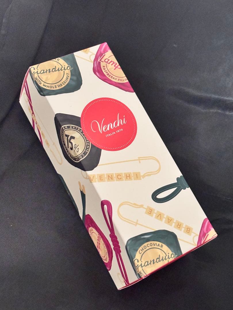 Venchi ロゴ入りバッグチャーム 75% チョコビア - メルカリ