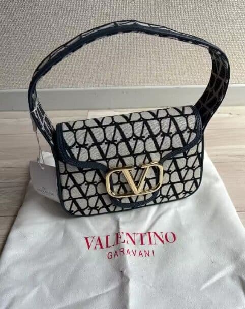 Valentino ショルダーバッグ ホワイト/ブラック VALENTINO (ヴァレンティノ) レザー ロゴプリント ショルダーバッグ