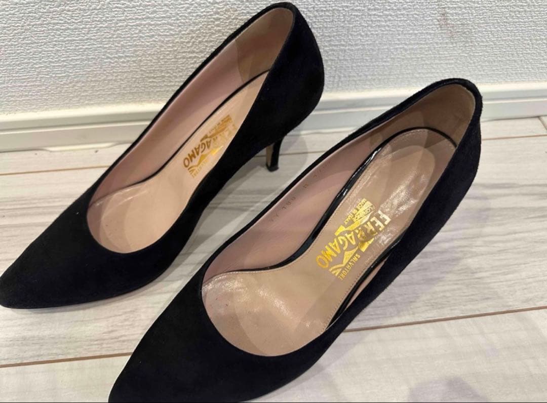 Ferragamo 黒 スエード パンプス M 179K - メルカリ