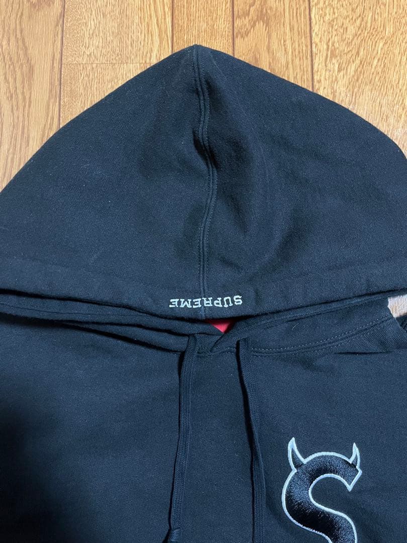 Supreme ブラック パーカー ツノロゴ - メルカリ