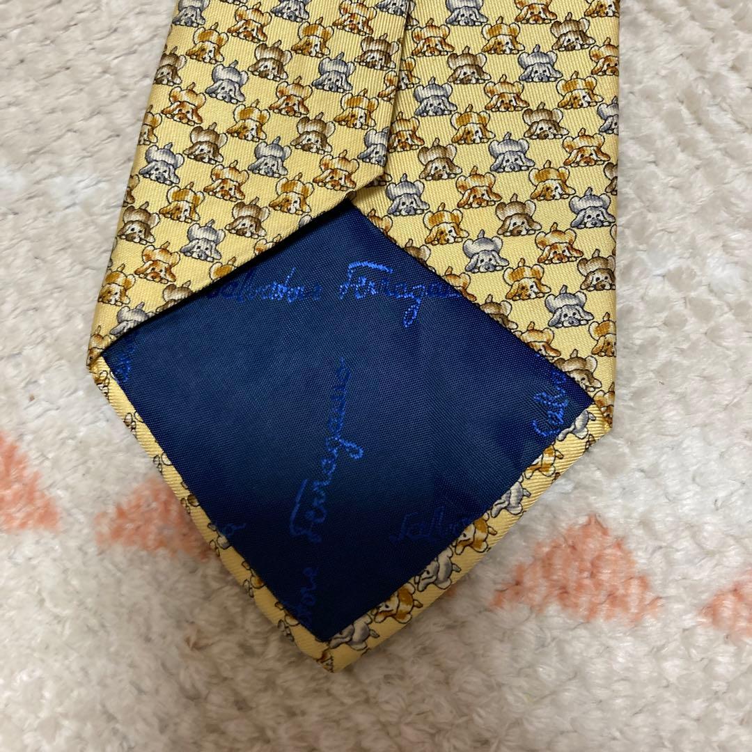 フェラガモ 犬柄ネクタイ - メルカリ