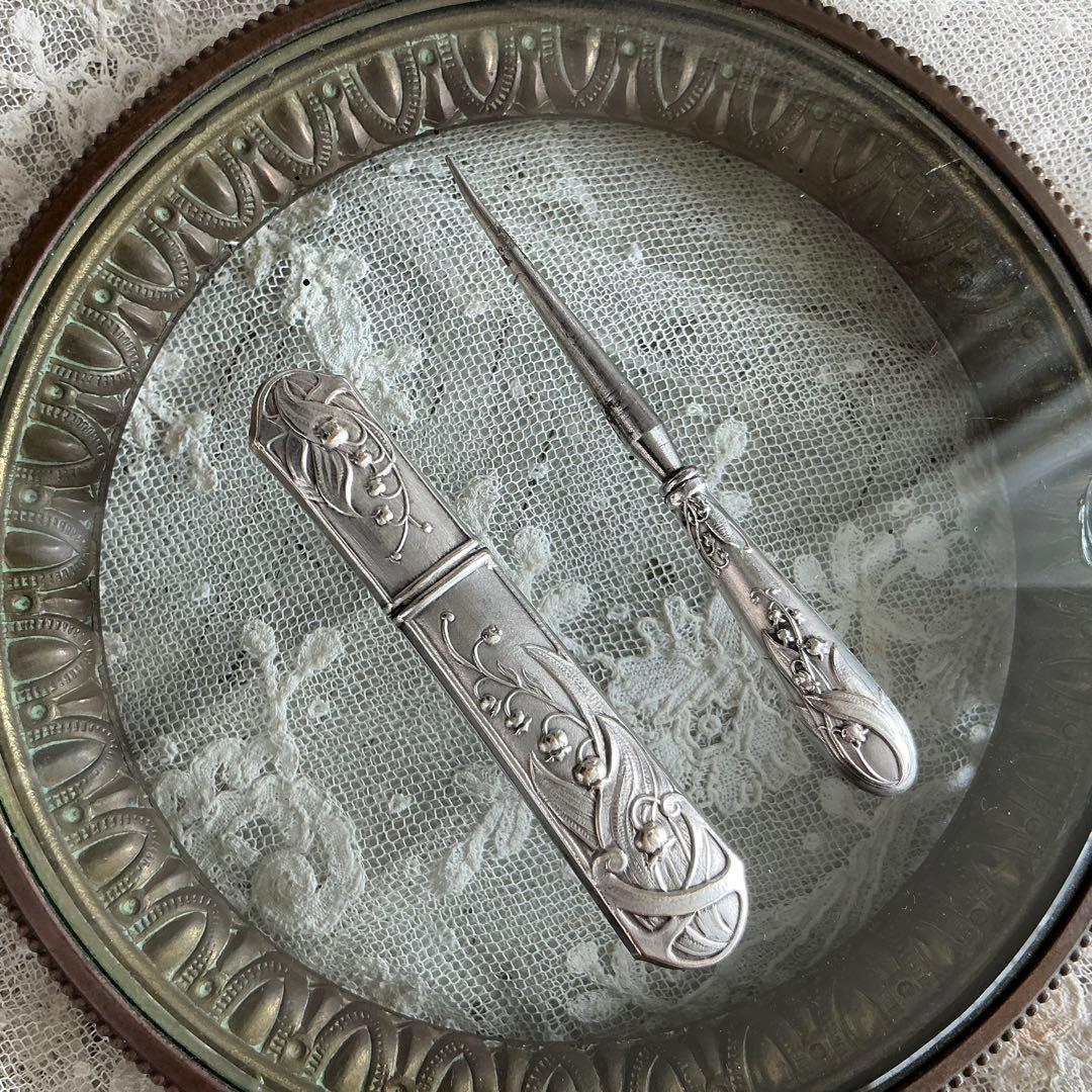 フランスアンティーク　すずらん　ニードルケース＆目打ち　シルバープレート　鈴蘭 すずらん ニードルケース アンティーク | フランス すずらんモチーフ